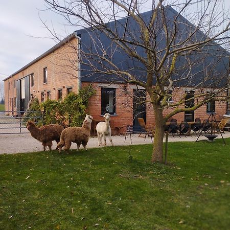 De Smishoeve Met Speelruimte, Dieren En Wellness Heers Exterior foto